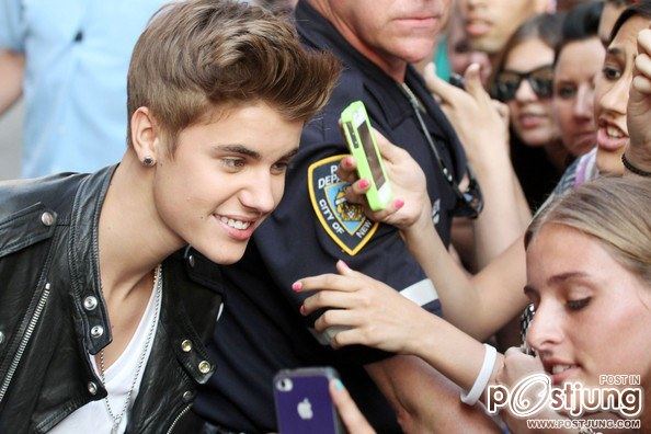 Justin Bieber Poses With Fans June 20, 2012