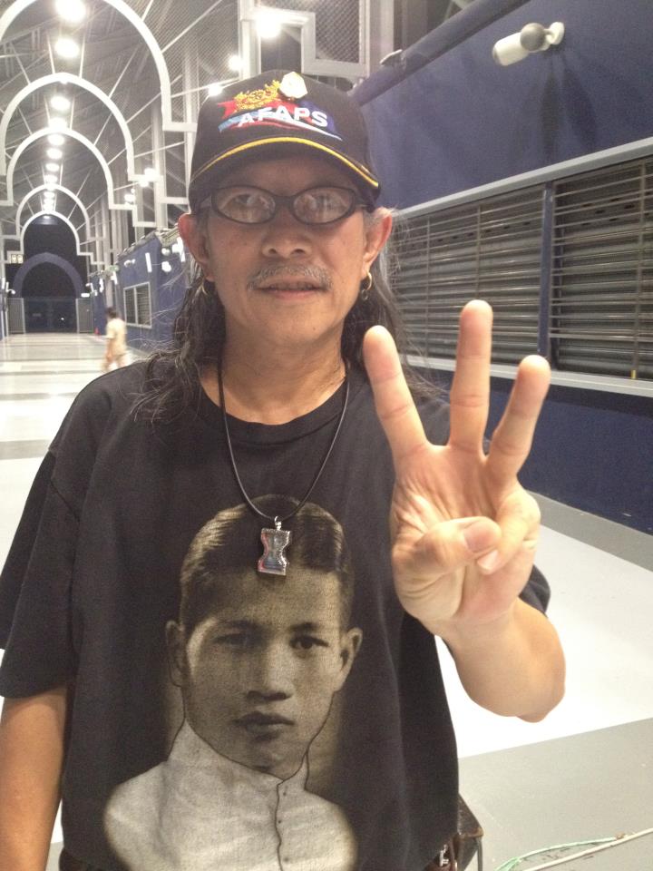 ดารากับเสื้อฟุตบอลบุรีรัมย์