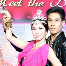 อ๋อม อรรคพันธ์ กับ อั้ม พัชรา งาน Tops Beauty Bazaar