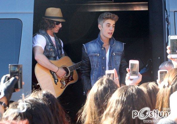 Justin Bieber doing a quick acoustic set for his fans after making an appearance on 'The Tonight Sho