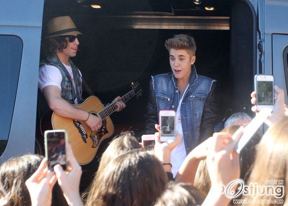 Justin Bieber doing a quick acoustic set for his fans after making an appearance on 'The Tonight Sho