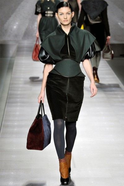 แล้วนางก็ถอยมาจนได้ fendi bag 2012