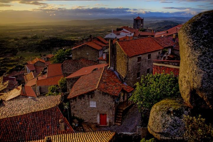 บ้านบนเทือกเขา มอนซานโตในประเทศโปรตุเกส