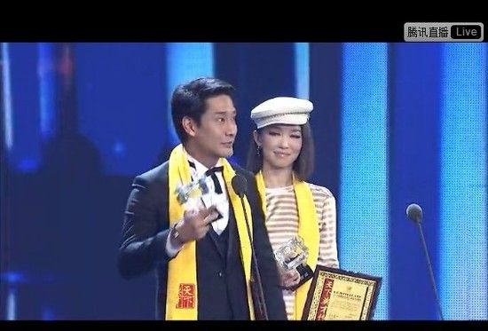 ( T-wind) ป้อง ณวัฒน์ และ แพน เค้ก เขม นิจ คว้ารางวัลที่จีนงาน Huading 2012