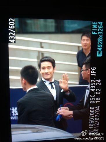 ( T-wind) ป้อง ณวัฒน์ และ แพน เค้ก เขม นิจ คว้ารางวัลที่จีนงาน Huading 2012