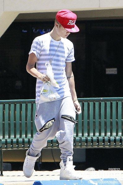 Justin Bieber Grabs a Subway Sandwich (July 1, 2012