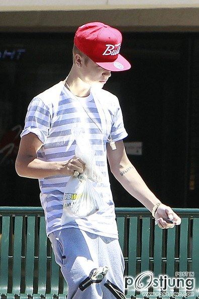 Justin Bieber Grabs a Subway Sandwich (July 1, 2012