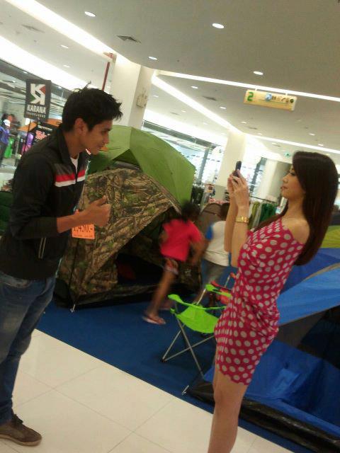 คู่ยุ้ย จีรนันท์นี้เขาน่ารัก ถ่ายรูปให้กันด้วย