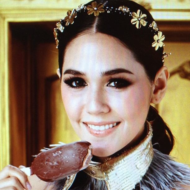 ชมพู่ อารยา นำเทรนด์ใหม่ฟินไปกับไอศครีมแม๊กนั่ม