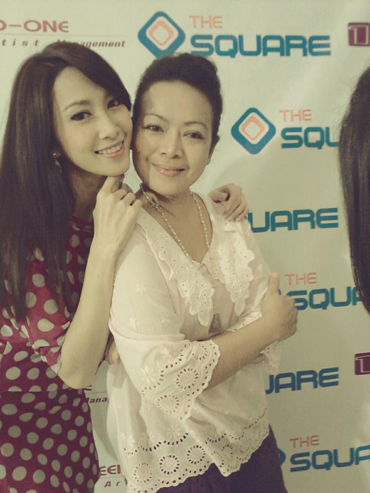 ยุ้ย จีรนันท์ถ่ายรูปคู่แฟนคลับแบบน่ารักเป็นกันเอง