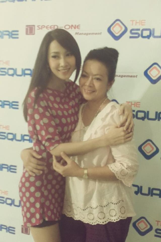 ยุ้ย จีรนันท์ถ่ายรูปคู่แฟนคลับแบบน่ารักเป็นกันเอง