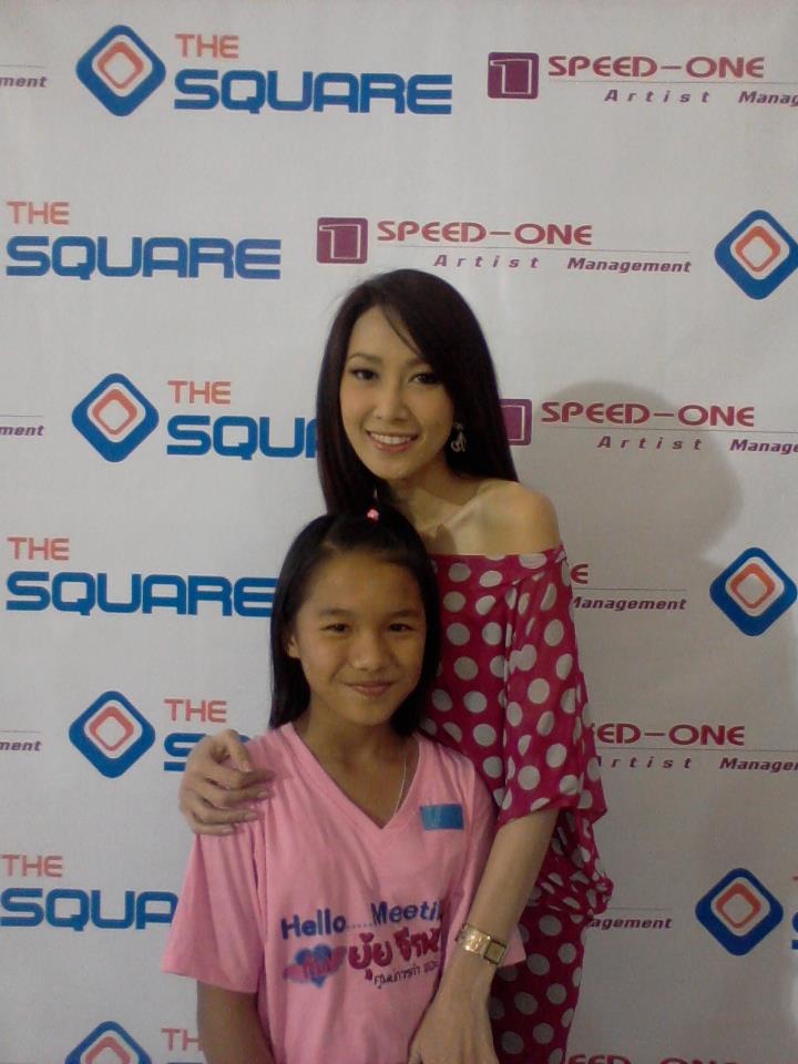 ยุ้ย จีรนันท์ถ่ายรูปคู่แฟนคลับแบบน่ารักเป็นกันเอง