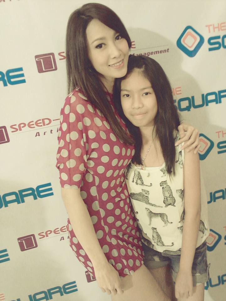 ยุ้ย จีรนันท์ถ่ายรูปคู่แฟนคลับแบบน่ารักเป็นกันเอง