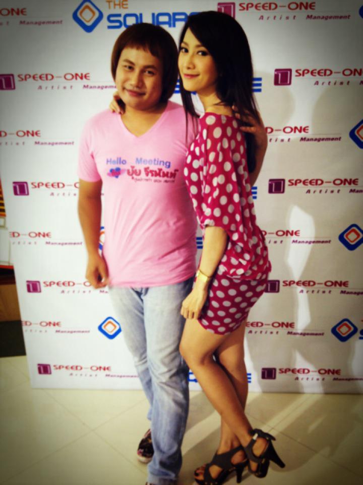 ยุ้ย จีรนันท์ถ่ายรูปคู่แฟนคลับแบบน่ารักเป็นกันเอง