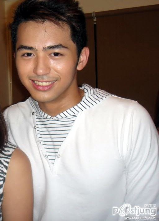 รอยยิ้มริมฝีปาก