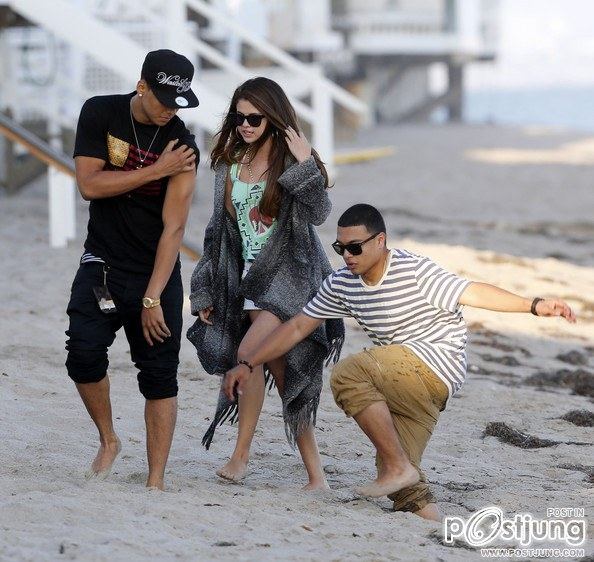 Selena Gomez Plays on the Beach