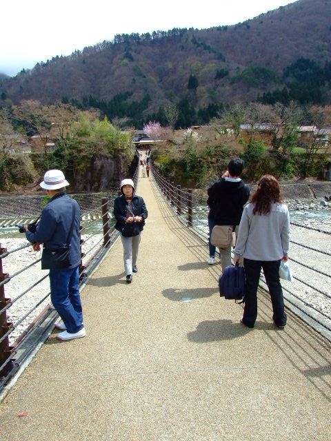 สะพานแขวนข้ามลำธาร ไปหมู่บ้าน