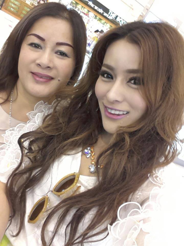 วันริสา เนมิราช   หรือ นก ตีสิบ Instagram