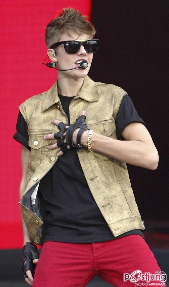 Justin at MTV World Stage in Malaysia (14.07.2012)