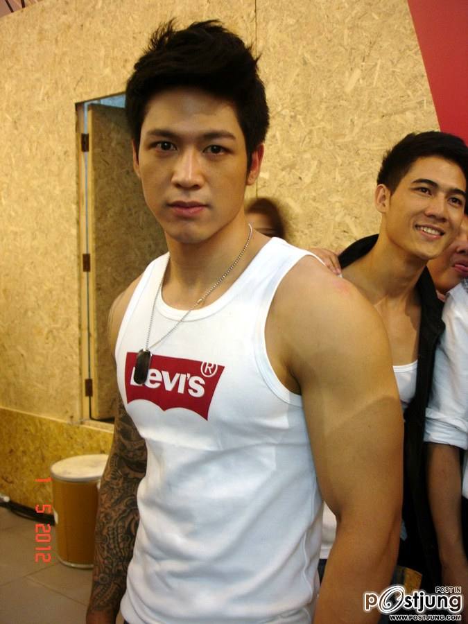 หล่อล่ำกล้ามตึงๆ