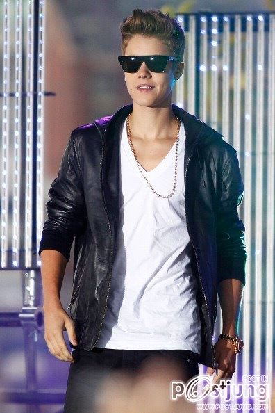 Justin Bieber performing on Sunrise