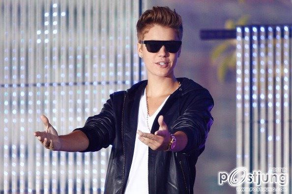 Justin Bieber performing on Sunrise