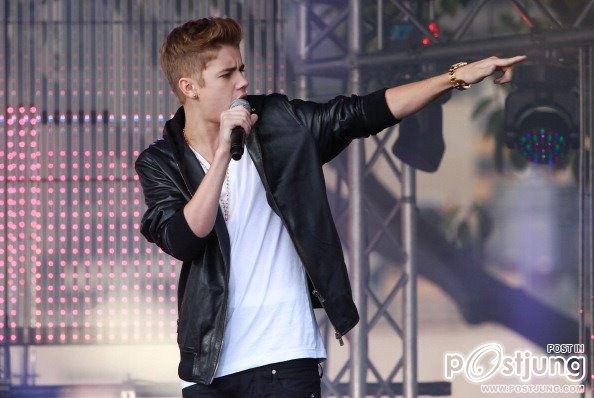 Justin Bieber performing on Sunrise