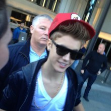 Justin meeting fans outside his hotel in Australia =]
