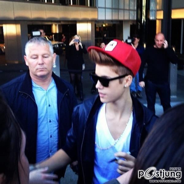 Justin meeting fans outside his hotel in Australia =]