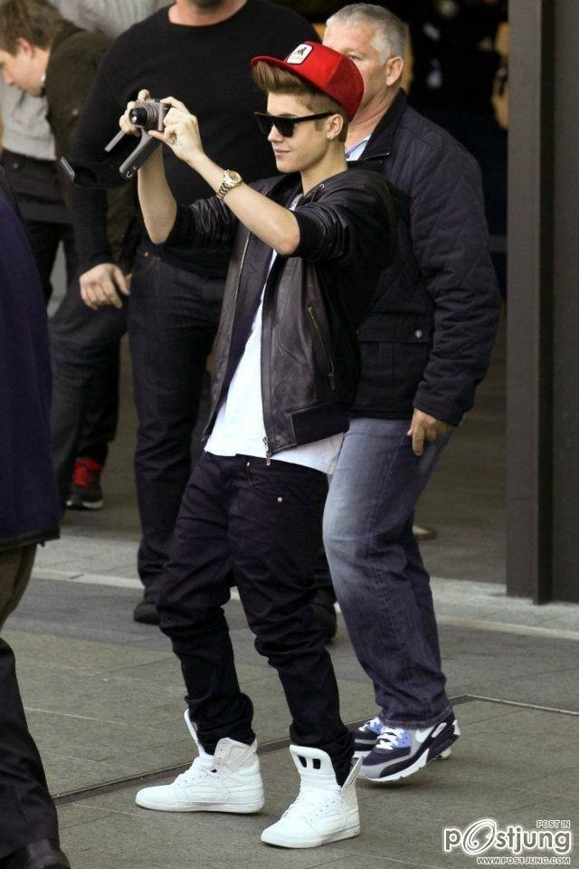 Justin meeting fans outside his hotel in Australia =]