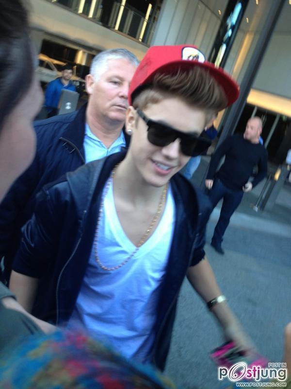 Justin meeting fans outside his hotel in Australia =]