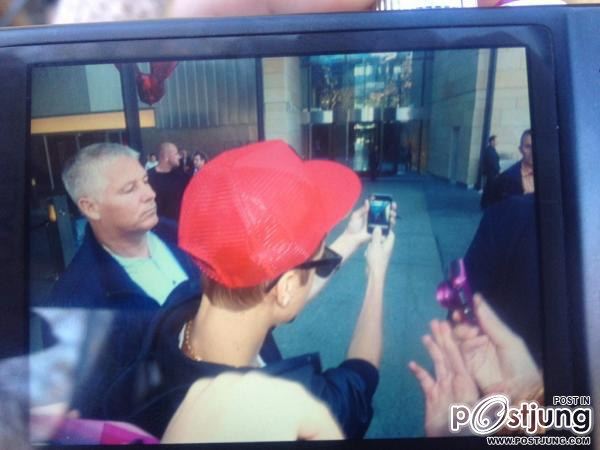 Justin meeting fans outside his hotel in Australia =]