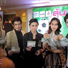 [PIC] กรีนและนักแสดงคนอื่นๆ @ งานจับรางวัลลุ้นแชมป์ยูโร2012 ลุ้นโชคกับเดลินิวส์