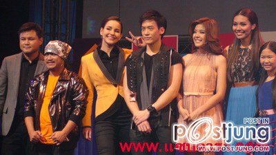 คนอื่นเค้ายืนตรงๆแต่ดูเหมือนพี่แหม่มของเราต้องมีท่าน่ารักมาให้เห็น