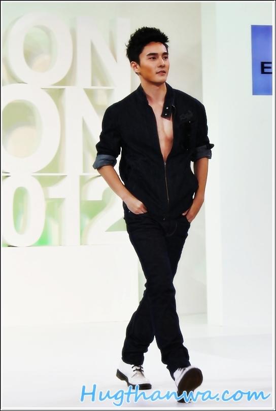 ธันวา สุริยจักร : ภาพจากงาน Robinson Fashion Week 2012