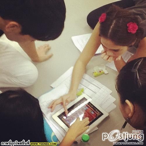 ชมพู่กับหน้าใสๆ ในการซ้อมละครเวทีเรยา