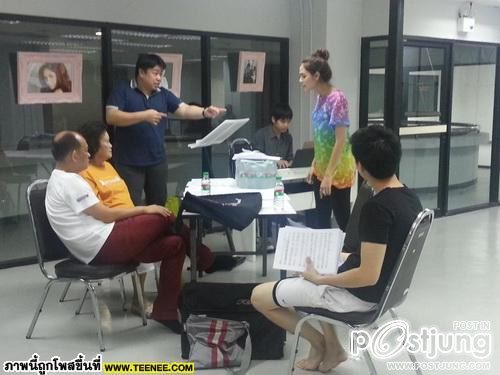 ชมพู่กับหน้าใสๆ ในการซ้อมละครเวทีเรยา