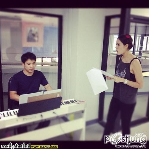 ชมพู่กับหน้าใสๆ ในการซ้อมละครเวทีเรยา