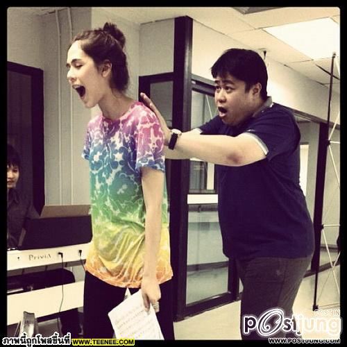 ชมพู่กับหน้าใสๆ ในการซ้อมละครเวทีเรยา