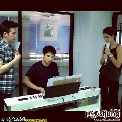ชมพู่กับหน้าใสๆ ในการซ้อมละครเวทีเรยา