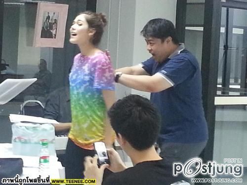 ชมพู่กับหน้าใสๆ ในการซ้อมละครเวทีเรยา