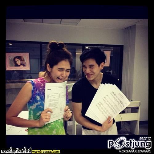 ชมพู่กับหน้าใสๆ ในการซ้อมละครเวทีเรยา