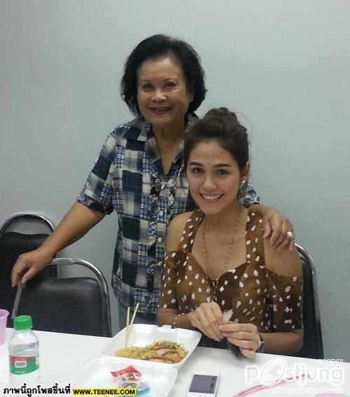 ชมพู่กับหน้าใสๆ ในการซ้อมละครเวทีเรยา