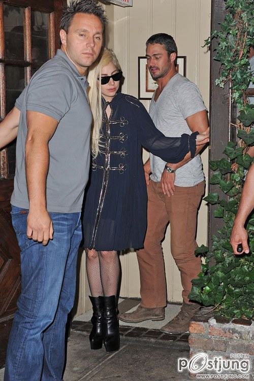 Lady Gaga ออกมาดินเนอร์กับแฟนหนุ่ม Taylor Kinney ในนิวยอร์ค !!
