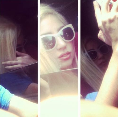 ลับเฉพาะ! Lady Gaga เปิดเพลงใหม่ข้างในรถให้แฟนๆได้ฟังก่อนใครที่ NYC