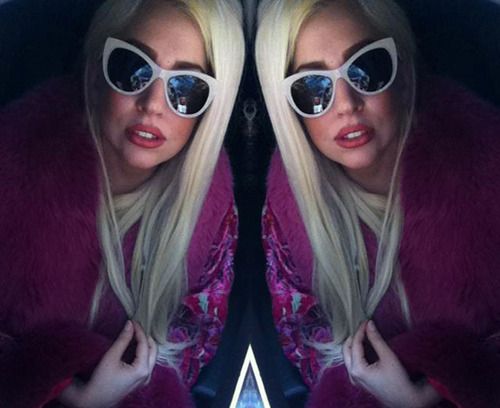 ลับเฉพาะ! Lady Gaga เปิดเพลงใหม่ข้างในรถให้แฟนๆได้ฟังก่อนใครที่ NYC