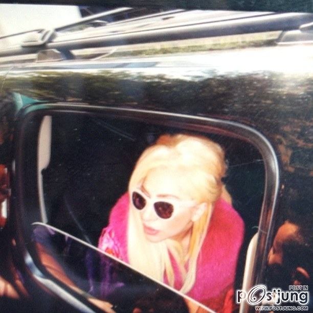 ลับเฉพาะ! Lady Gaga เปิดเพลงใหม่ข้างในรถให้แฟนๆได้ฟังก่อนใครที่ NYC