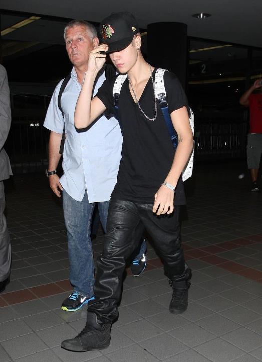 Justin @ LAX Airport (23.7.12)