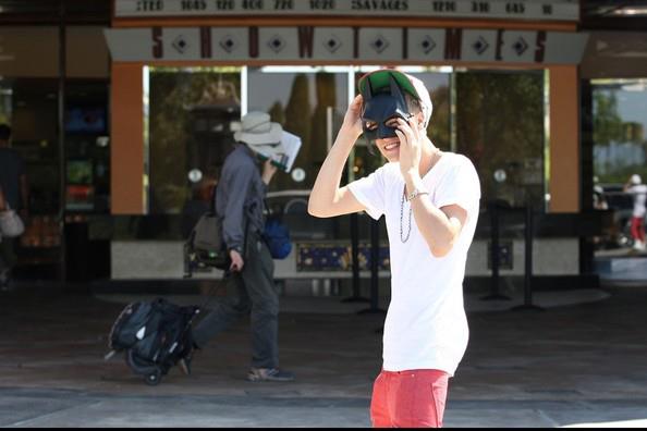 Justin leaving the movie theater in LA (24.07.2012