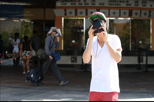 Justin leaving the movie theater in LA (24.07.2012